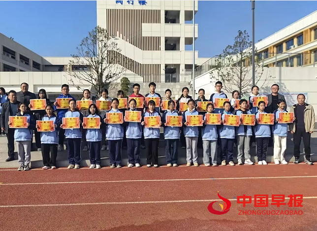 1733721591110317.png 4颁奖合影.png