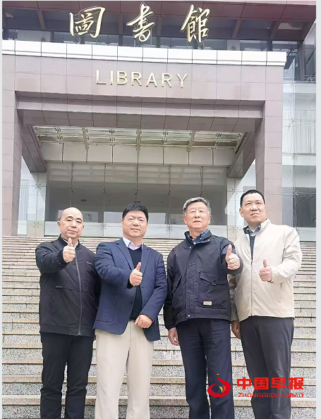 1735176154957183.png 4领导在图书馆合影.png