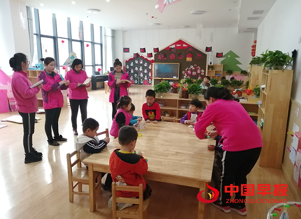 1735188165110962.png 3幼儿教师和孩子.png