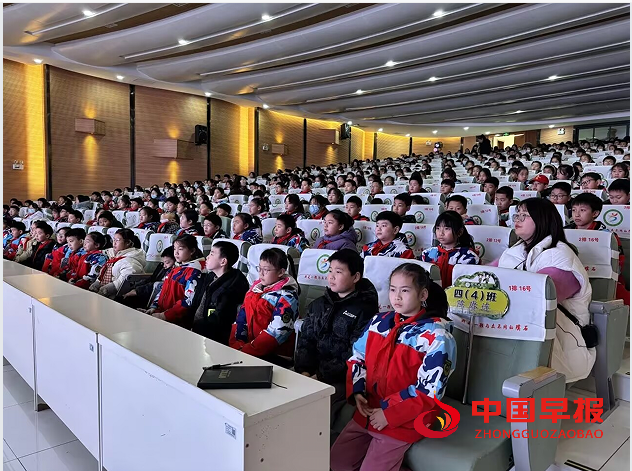 1735882682959950.png 3学生听讲座.png