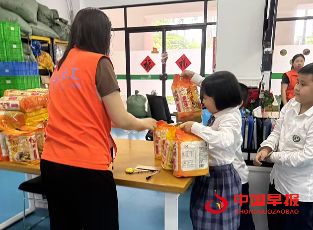 1743224933196354.png 8送礼品.png