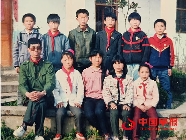 1743483589154965.png 王光兴和学生合影.png