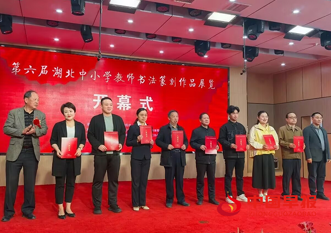 1744601182136180.png 5颁奖.png