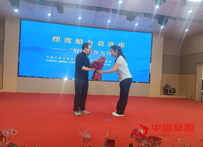 1746753087123544.png 44学生献花.png