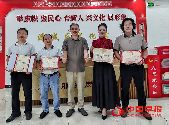 1746865064156568.png 7发聘书合影.png