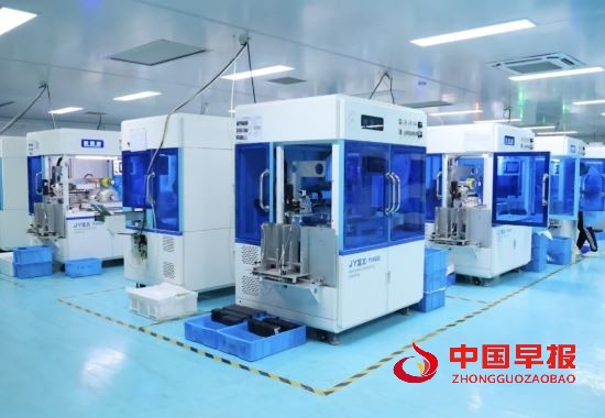 一片好膜供全球——全国劳动模范、江华手机膜“女王”李洪梅的奋斗故事(图1) 一片好膜供全球——全国劳动模范、江华手机膜“女王”李洪梅的奋斗故事(图1)