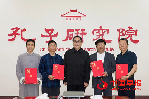 江苏宜兴紫砂学者吴建荣主创的《孔子》紫砂壸捐赠孔子研究院(图1) 江苏宜兴紫砂学者吴建荣主创的《孔子》紫砂壸捐赠孔子研究院(图1)