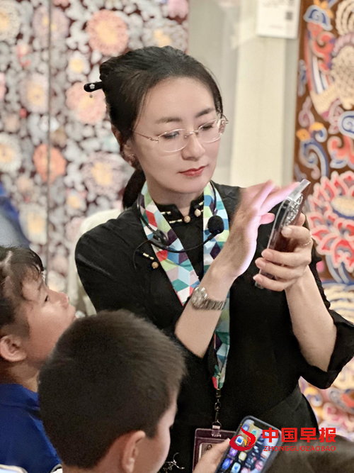 旗帜小记者走进清华大学艺术博物馆——探秘织绣与家具里的东方美学(图5) 旗帜小记者走进清华大学艺术博物馆——探秘织绣与家具里的东方美学(图5)