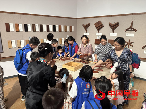 旗帜小记者走进清华大学艺术博物馆——探秘织绣与家具里的东方美学(图8) 旗帜小记者走进清华大学艺术博物馆——探秘织绣与家具里的东方美学(图8)