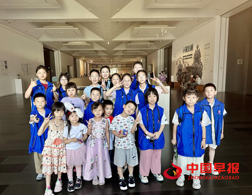 旗帜小记者走进清华大学艺术博物馆——探秘织绣与家具里的东方美学(图13) 旗帜小记者走进清华大学艺术博物馆——探秘织绣与家具里的东方美学(图13)