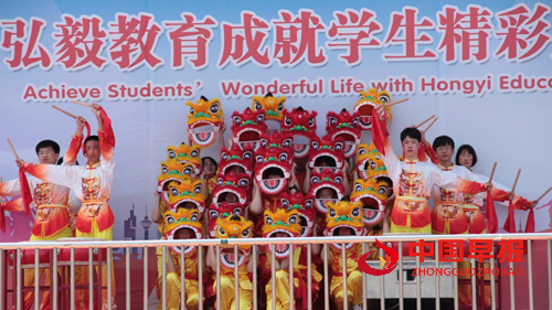 盘锦弘毅中学举行8周年校庆暨校园文化艺术节活动(图1) 盘锦弘毅中学举行8周年校庆暨校园文化艺术节活动(图1)