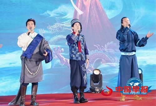 贵州布依族音乐唱作人龙智祥亮相全球外交官中国文化之夜(图1)