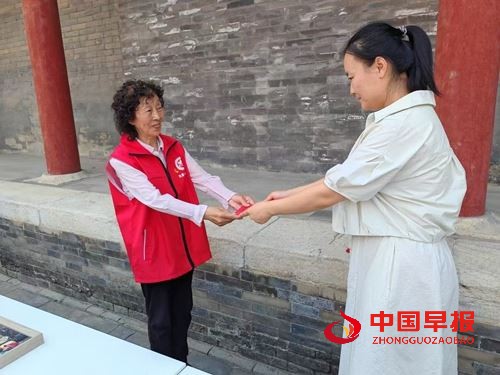 传承红色基因 献礼党的生日——内蒙古鸿德文理学院经管系联合多家单位开展主题党日活动(图2) 传承红色基因 献礼党的生日——内蒙古鸿德文理学院经管系联合多家单位开展主题党日活动(图2)