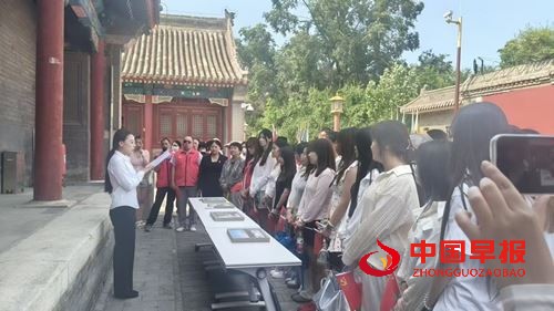 传承红色基因 献礼党的生日——内蒙古鸿德文理学院经管系联合多家单位开展主题党日活动(图3) 传承红色基因 献礼党的生日——内蒙古鸿德文理学院经管系联合多家单位开展主题党日活动(图3)