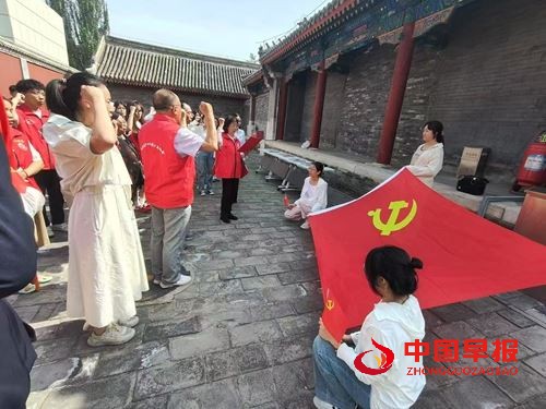 传承红色基因 献礼党的生日——内蒙古鸿德文理学院经管系联合多家单位开展主题党日活动(图4) 传承红色基因 献礼党的生日——内蒙古鸿德文理学院经管系联合多家单位开展主题党日活动(图4)