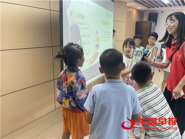 金斗山社区暑期“爱心托管班”暖心开班!携手三峡大学共筑多彩假期(图3) 金斗山社区暑期“爱心托管班”暖心开班!携手三峡大学共筑多彩假期(图3)