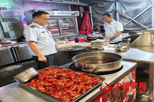 湖北监利:尺八镇开展守护夜市“烟火气” ,筑牢群众舌尖“安全线”专项执法检查行动(图1) 湖北监利:尺八镇开展守护夜市“烟火气” ,筑牢群众舌尖“安全线”专项执法检查行动(图1)