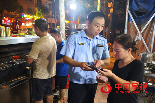 湖北监利:尺八镇开展守护夜市“烟火气” ,筑牢群众舌尖“安全线”专项执法检查行动(图2) 湖北监利:尺八镇开展守护夜市“烟火气” ,筑牢群众舌尖“安全线”专项执法检查行动(图2)