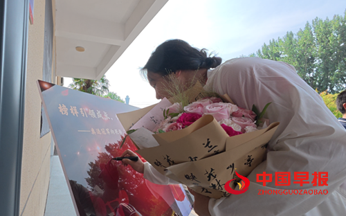 安徽淮北:奥运冠军向艳梅走进校园 点燃青春梦想(图1) 安徽淮北:奥运冠军向艳梅走进校园 点燃青春梦想(图1)