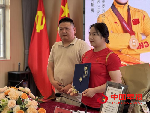 安徽淮北:奥运冠军向艳梅走进校园 点燃青春梦想(图3) 安徽淮北:奥运冠军向艳梅走进校园 点燃青春梦想(图3)