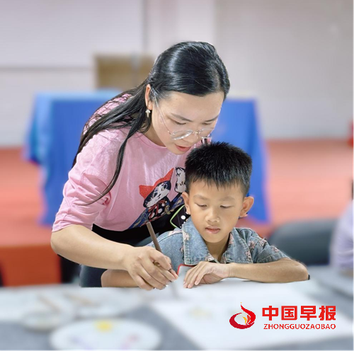 美育微光点亮乡村:艺术公益基地在广西覃签屯揭牌,助力留守儿童描绘人生彩虹(图3) 美育微光点亮乡村:艺术公益基地在广西覃签屯揭牌,助力留守儿童描绘人生彩虹(图3)