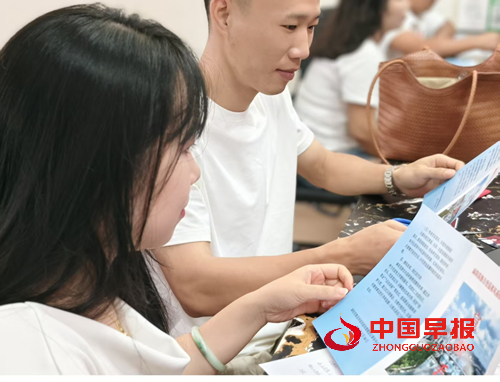 七夕“爱”满苗乡:麻阳婚姻登记中心见证甜蜜与新风(图2) 七夕“爱”满苗乡:麻阳婚姻登记中心见证甜蜜与新风(图2)