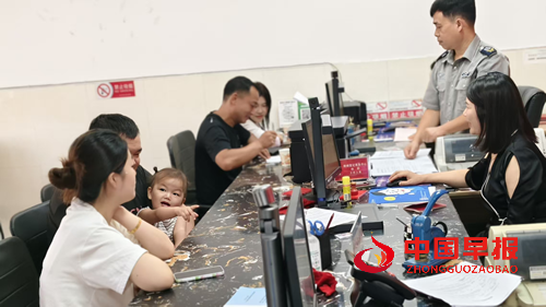 七夕“爱”满苗乡:麻阳婚姻登记中心见证甜蜜与新风(图3) 七夕“爱”满苗乡:麻阳婚姻登记中心见证甜蜜与新风(图3)