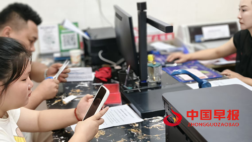 七夕“爱”满苗乡:麻阳婚姻登记中心见证甜蜜与新风(图4) 七夕“爱”满苗乡:麻阳婚姻登记中心见证甜蜜与新风(图4)