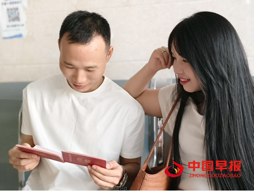 七夕“爱”满苗乡:麻阳婚姻登记中心见证甜蜜与新风(图5) 七夕“爱”满苗乡:麻阳婚姻登记中心见证甜蜜与新风(图5)