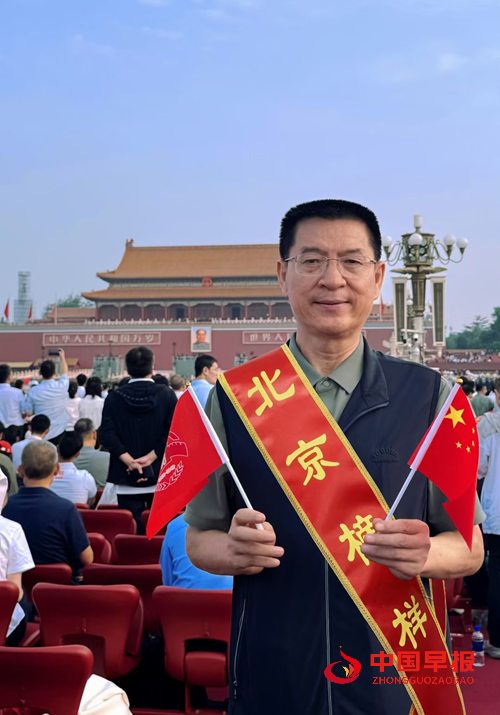 德耀阅兵场:旗帜小记者对话“北京榜样”李培义(图2) 德耀阅兵场:旗帜小记者对话“北京榜样”李培义(图2)