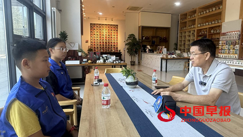 德耀阅兵场:旗帜小记者对话“北京榜样”李培义(图3) 德耀阅兵场:旗帜小记者对话“北京榜样”李培义(图3)