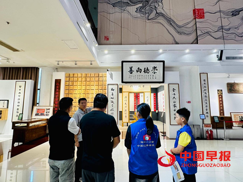 德耀阅兵场:旗帜小记者对话“北京榜样”李培义(图4) 德耀阅兵场:旗帜小记者对话“北京榜样”李培义(图4)