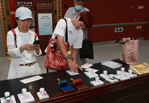 “纪念西藏自治区成立60周年”邮资彩戳在京首发(图3) “纪念西藏自治区成立60周年”邮资彩戳在京首发(图3)