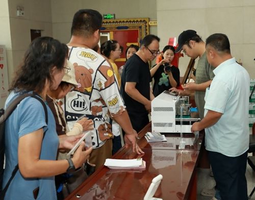 “纪念西藏自治区成立60周年”邮资彩戳在京首发(图4) “纪念西藏自治区成立60周年”邮资彩戳在京首发(图4)