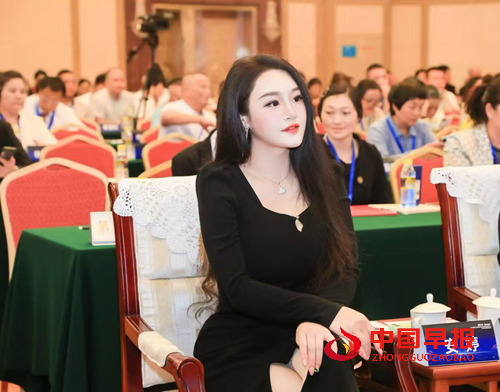 代言人安婷受邀出席2025数字电商赋能实体经济大会(图2) 代言人安婷受邀出席2025数字电商赋能实体经济大会(图2)