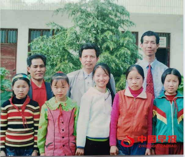 1998年与学生邓以臣等合影.png