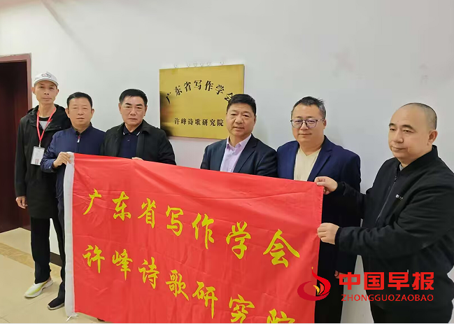 1758784636143653.png 许峰诗歌研究院合影.png