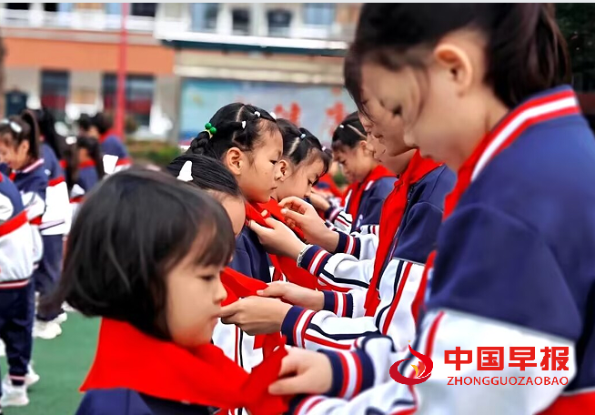 1760086151135804.png 3佩戴领巾.png