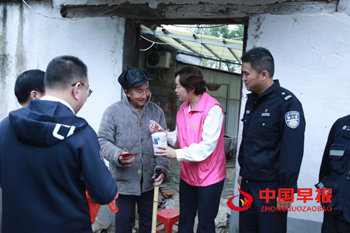 驻村工作队联动公益力量  90 罐爱心奶粉情暖双桠村老人(图6)