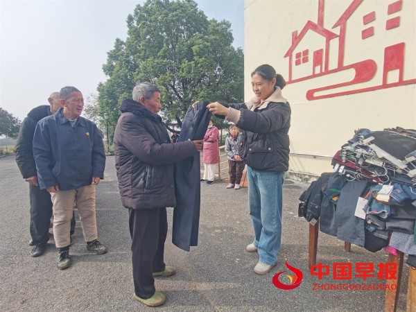 1761550320657472.jpg 黄龙福利院为老分发衣服.jpg