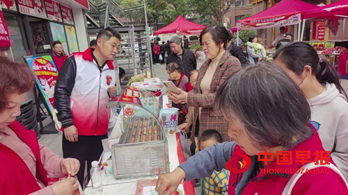 睦邻相伴情暖重阳,清风廉意沁润民心--湘民社区成功举办重阳节主题活动暨城市美育节公益市集(图2) 睦邻相伴情暖重阳,清风廉意沁润民心--湘民社区成功举办重阳节主题活动暨城市美育节公益市集(图2)