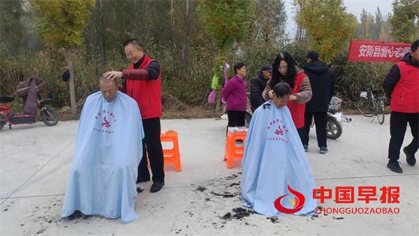 小张庄举办“爱在夕阳、新风传扬”文艺汇演,谱写乡风文明新篇章(图2) 小张庄举办“爱在夕阳、新风传扬”文艺汇演,谱写乡风文明新篇章(图2)