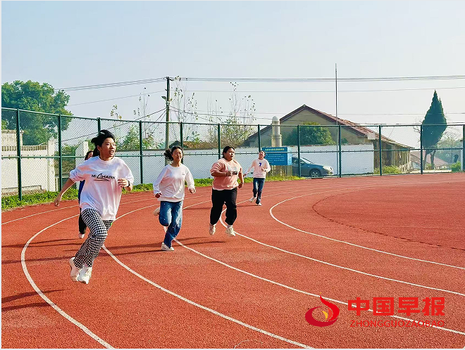 6女生赛跑.png